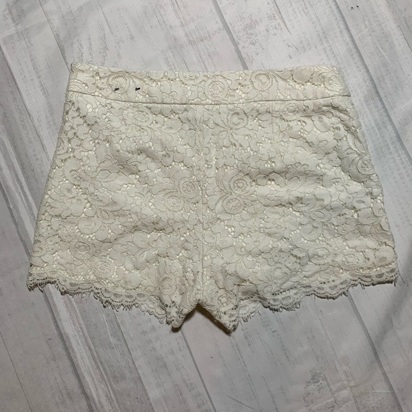 Express cream colored lace shorts. Size 4. - Picture 2 of 11